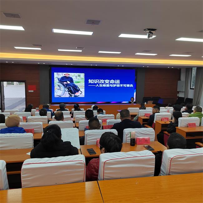 图为自媒体残疾人创业者正在向学员们分享经验